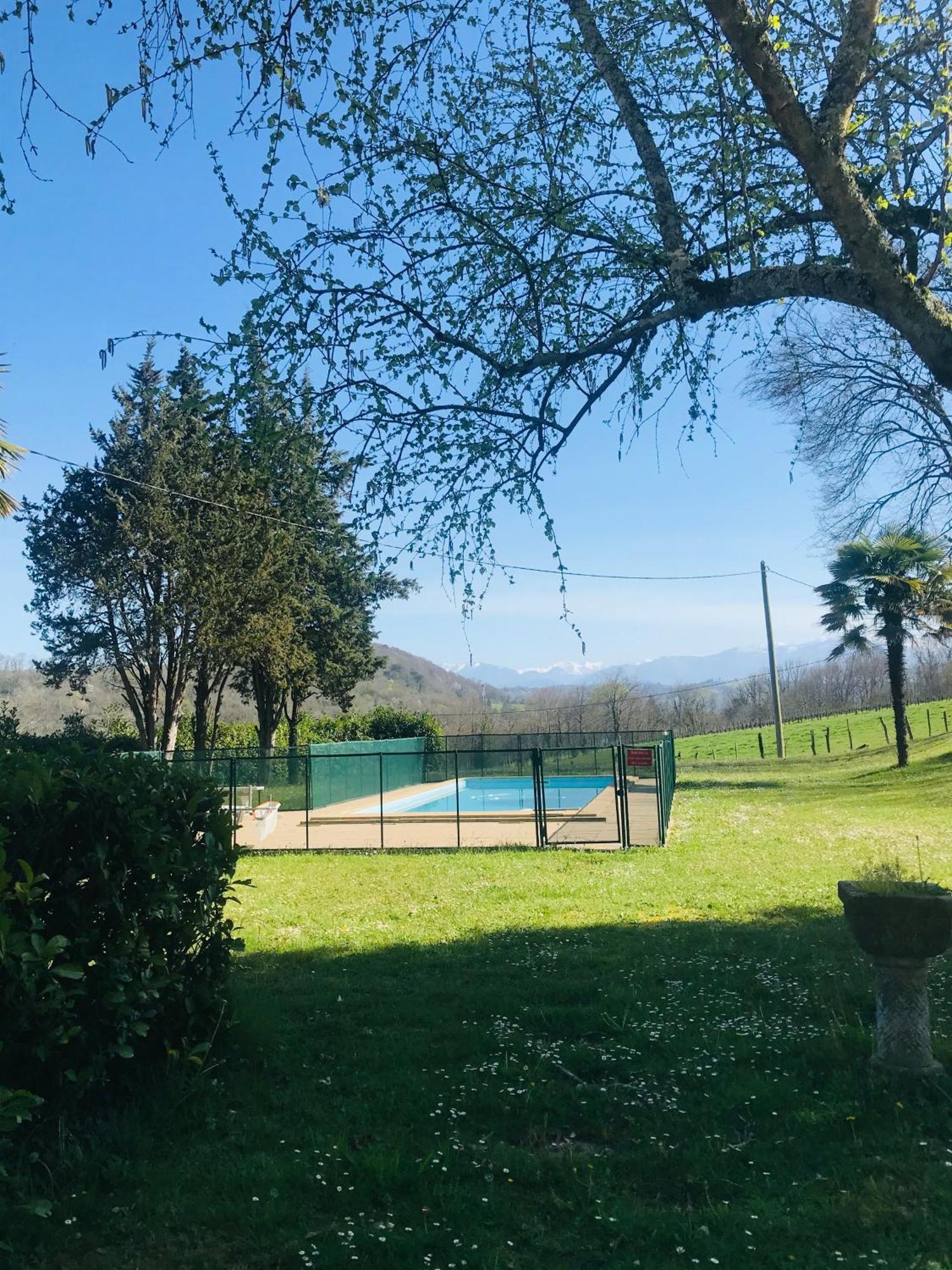 L'Oree Des Roses, Hebergement De Vacances Avec Jardin Et Piscine Gan Экстерьер фото