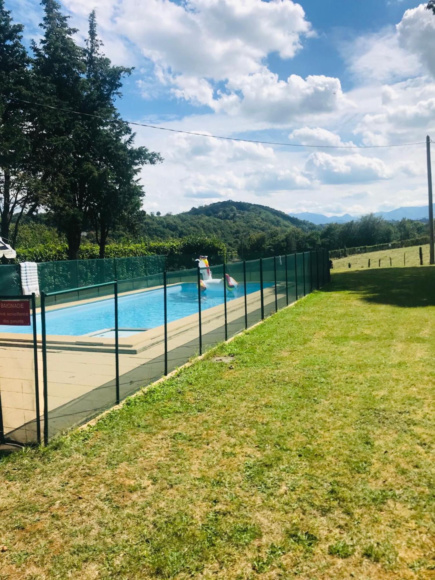 L'Oree Des Roses, Hebergement De Vacances Avec Jardin Et Piscine Gan Экстерьер фото